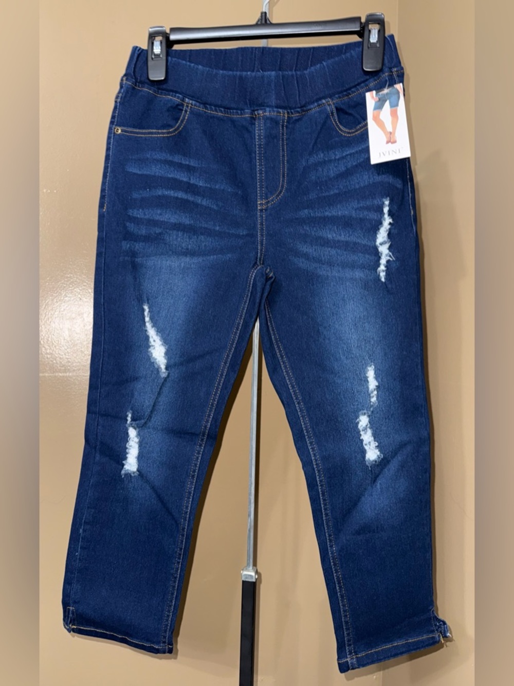 NWT JVINI Dark Wash Distressed Jean Jegging Capris. Size Medium.